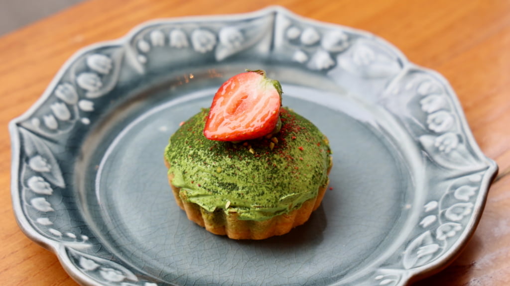 八女抹茶と苺とピスタチオのタルト