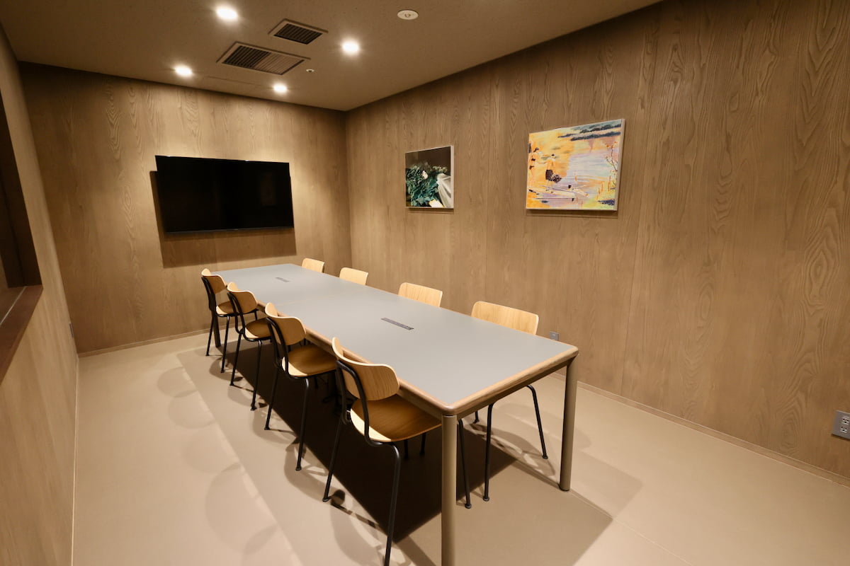 有料の貸し会議室(定員8名・HPより事前予約)