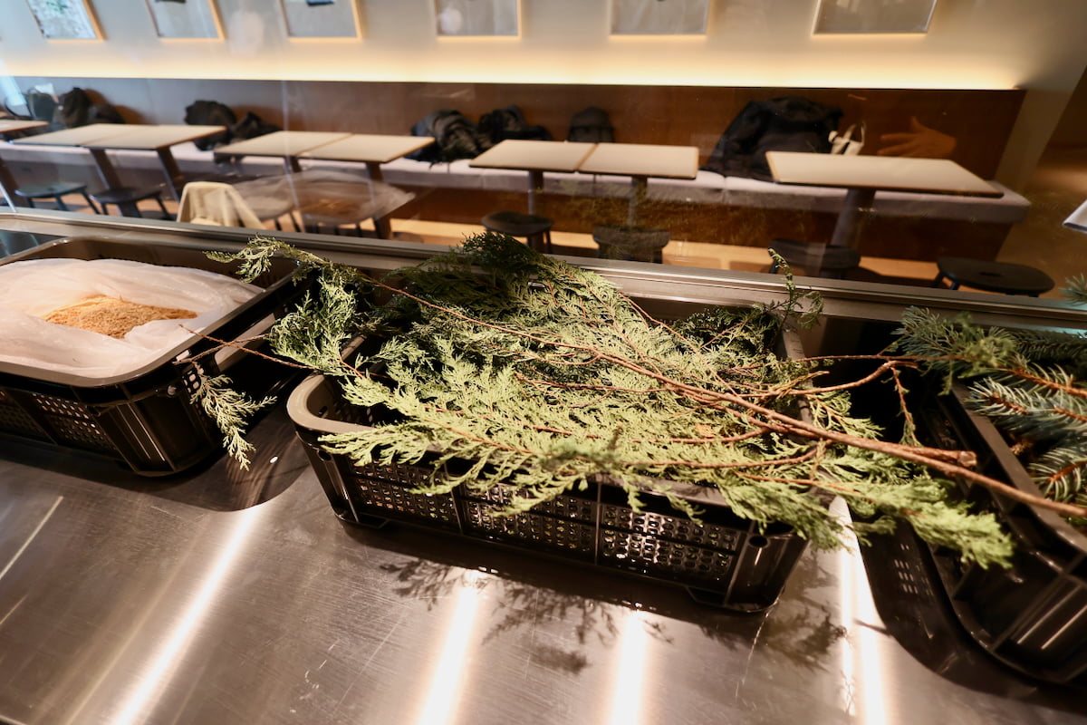 LABではエッセンシャルオイルを蒸留