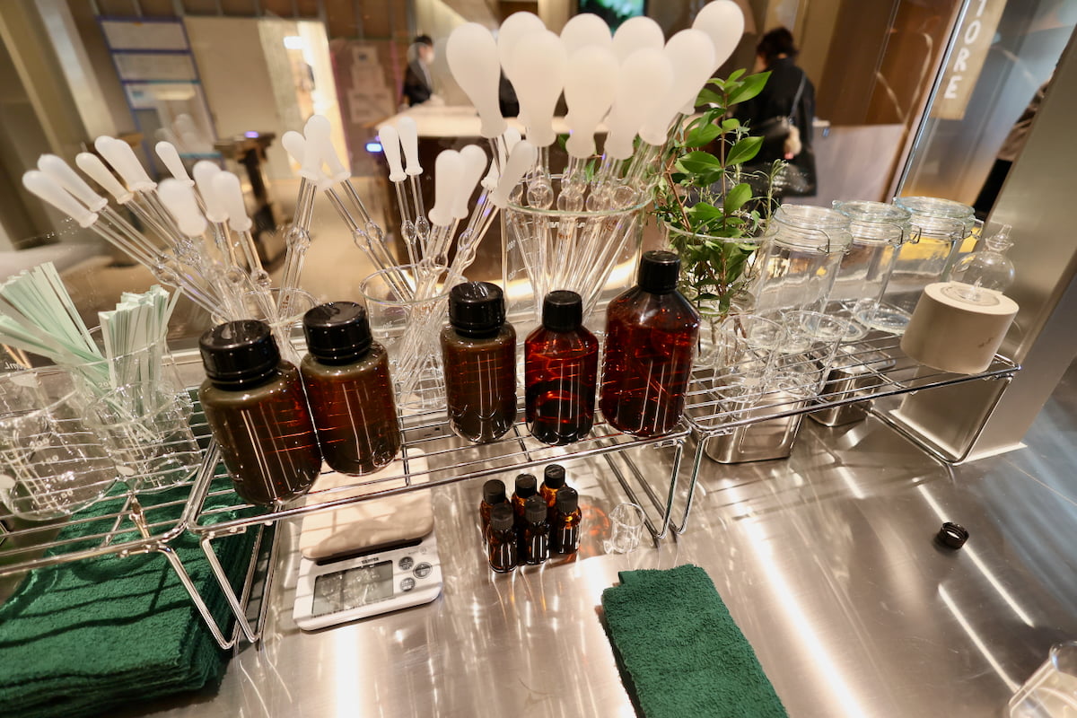 LABではエッセンシャルオイルを蒸留