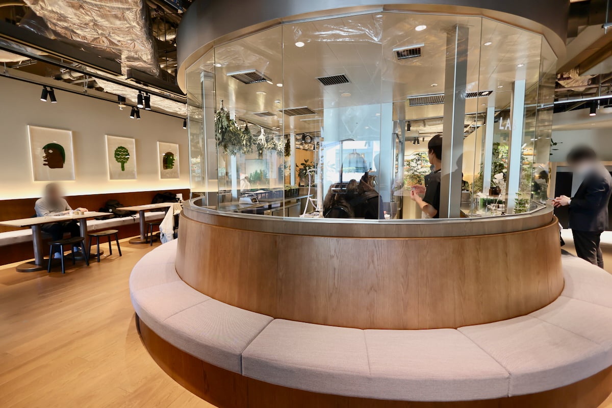 LABではエッセンシャルオイルを蒸留