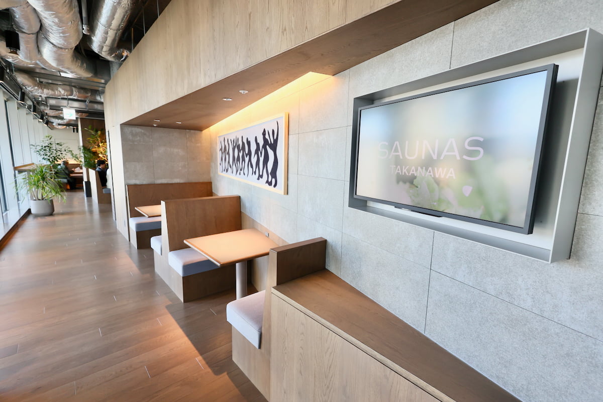 入場者以外も利用できる「=CAFE(イコールカフェ)」からの通路