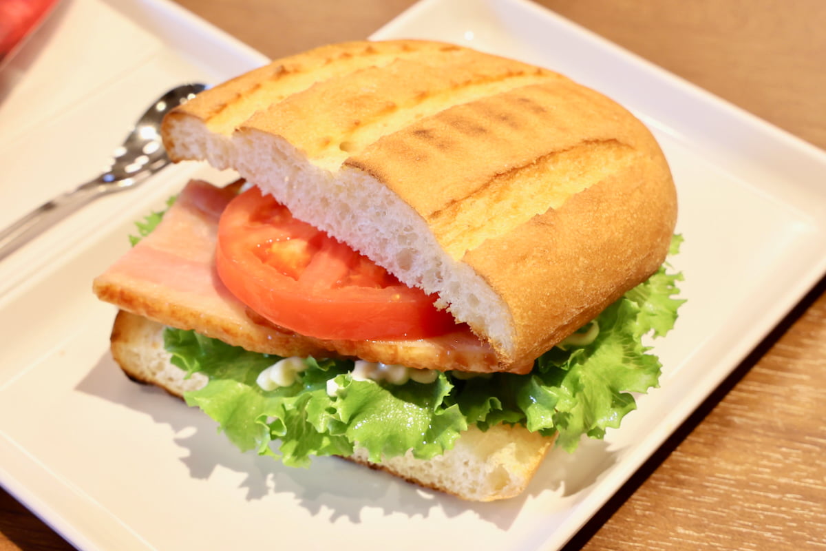 プレミアムホットサンド BLT（税込590円）