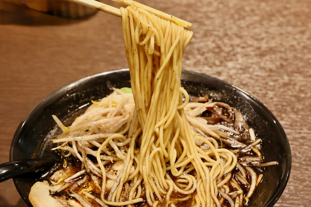 看板メニュー「好来ラーメン」麺リフト