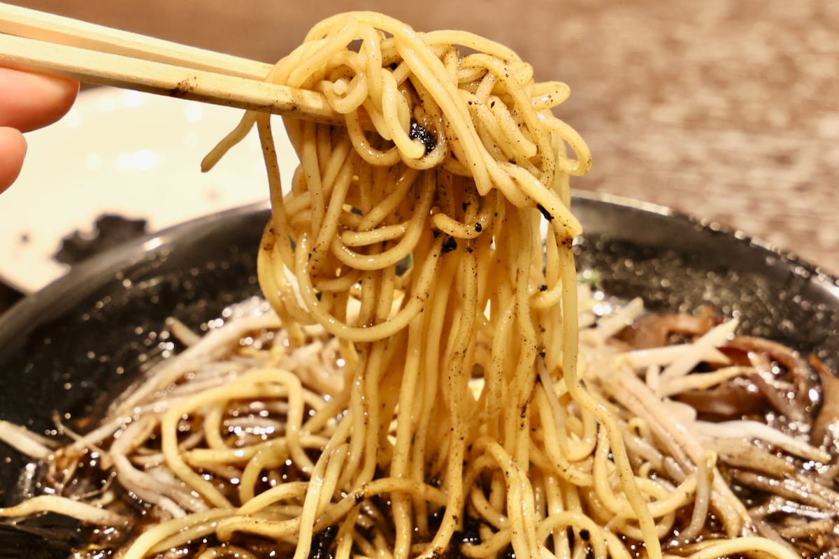 熊本・人吉の老舗「好来ラーメン」65年以上続く“黒い一杯”が東京ラーメンストリートに期間限定登場