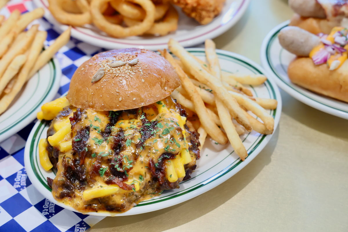 巨大LEDでスポーツ観戦！常設型ライブビューイングアリーナ