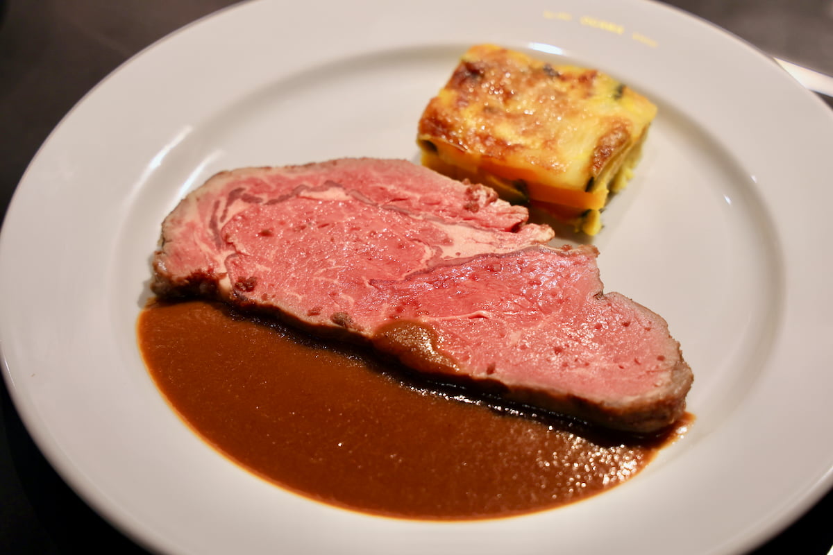 「KIT : 360」ではオーブンを使った炭火焼き料理を提供