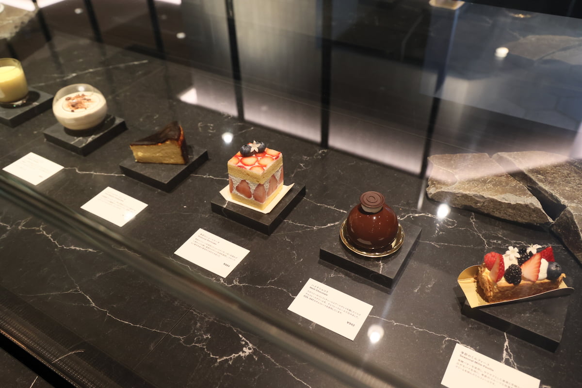 スイーツづくりの工程を間近に見られるパティスリー「DLC : 052」