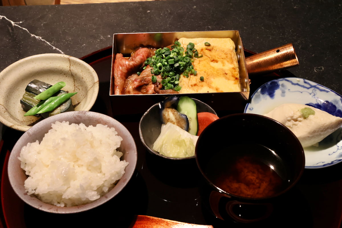 和牛の魅力を極めた「牛丼 㐂㐂屋」だし巻き和牛すき焼き御膳