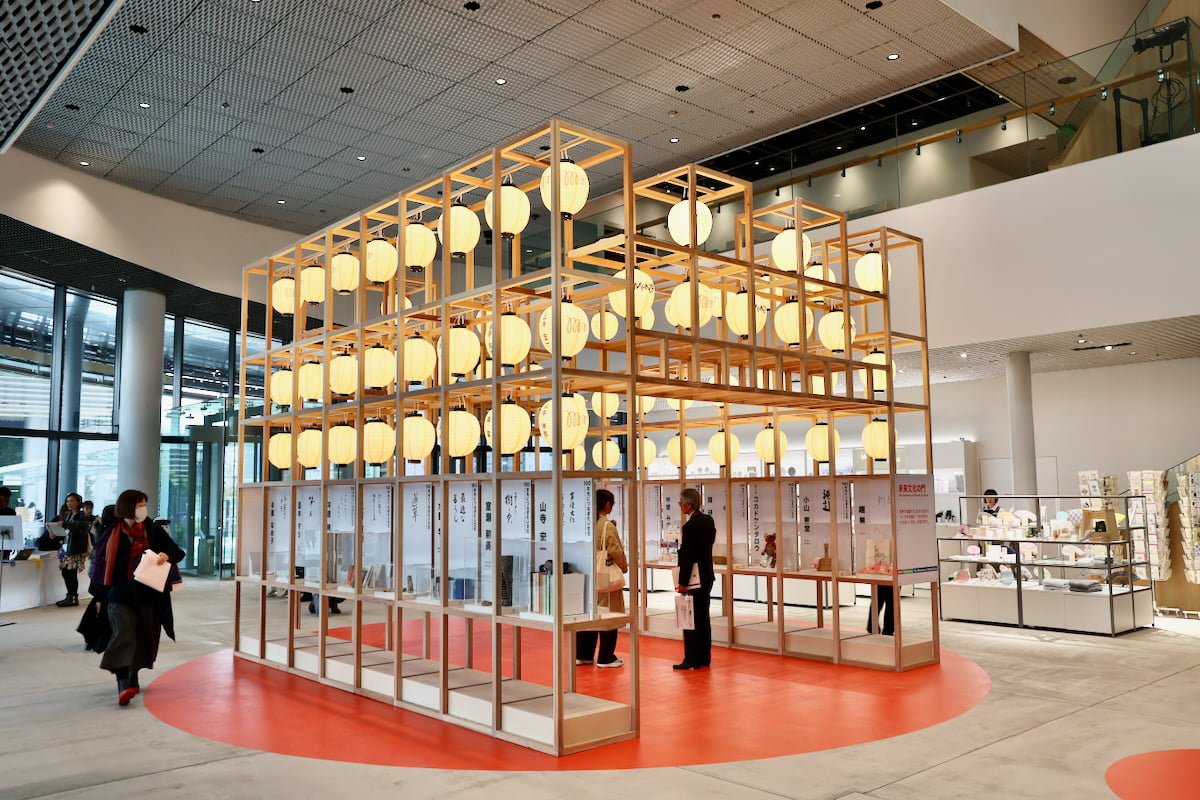 2階エントランスに現れる「未来文化の門」