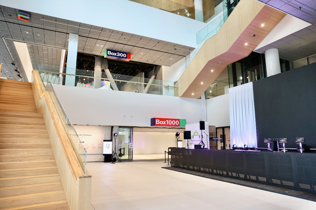 「BOX」と呼ばれています。案内サインはロンドンのデザイン集団「Pentagram」が担当