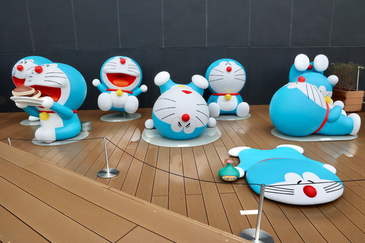 どら焼きを食べるドラえもんや、平べったくなっているドラえもん