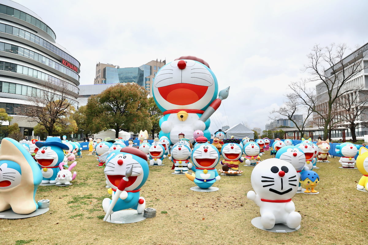 高さ約12mの巨大バルーンと等身大ドラえもんがたくさんいる「100%ドラえもん&フレンズ in 東京」