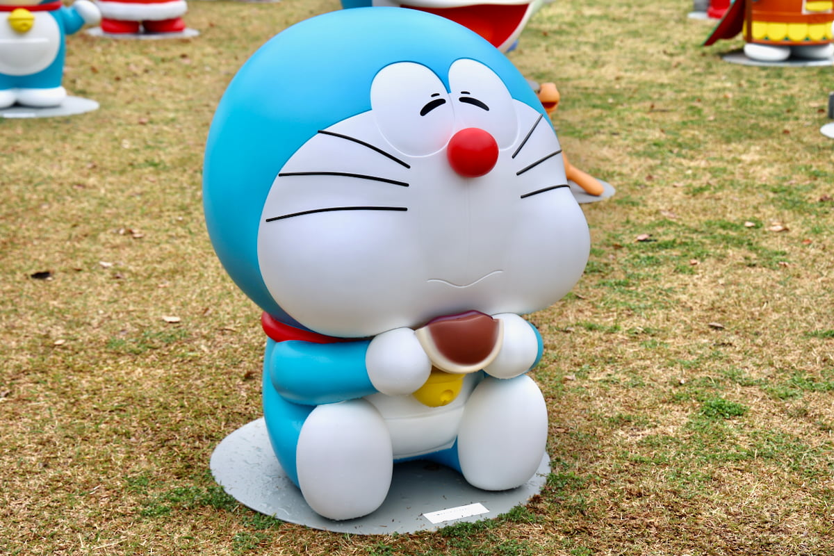 美味しそうにどら焼きを頬張るドラえもん