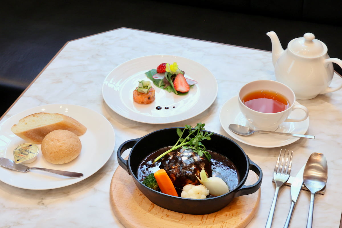 東京駅の北ドームで“時を味わう”。歴史空間に誕生したカフェ「TOKYO STATION CAFE」格之進ハンバーグ
