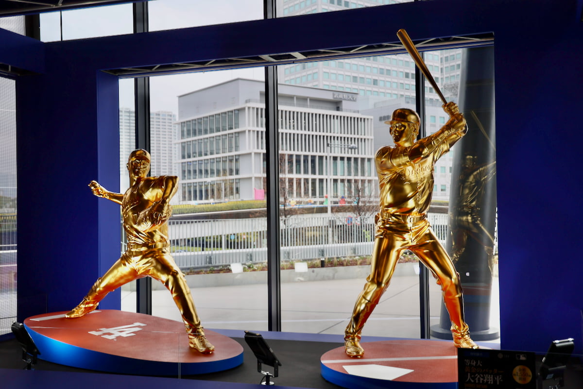 、大谷翔平選手の等身大黄金像が鎮座。金箔3,000枚が貼られていて、バッターと投手の像がそれぞれ展示されています(参考価格:各5,500万円)。