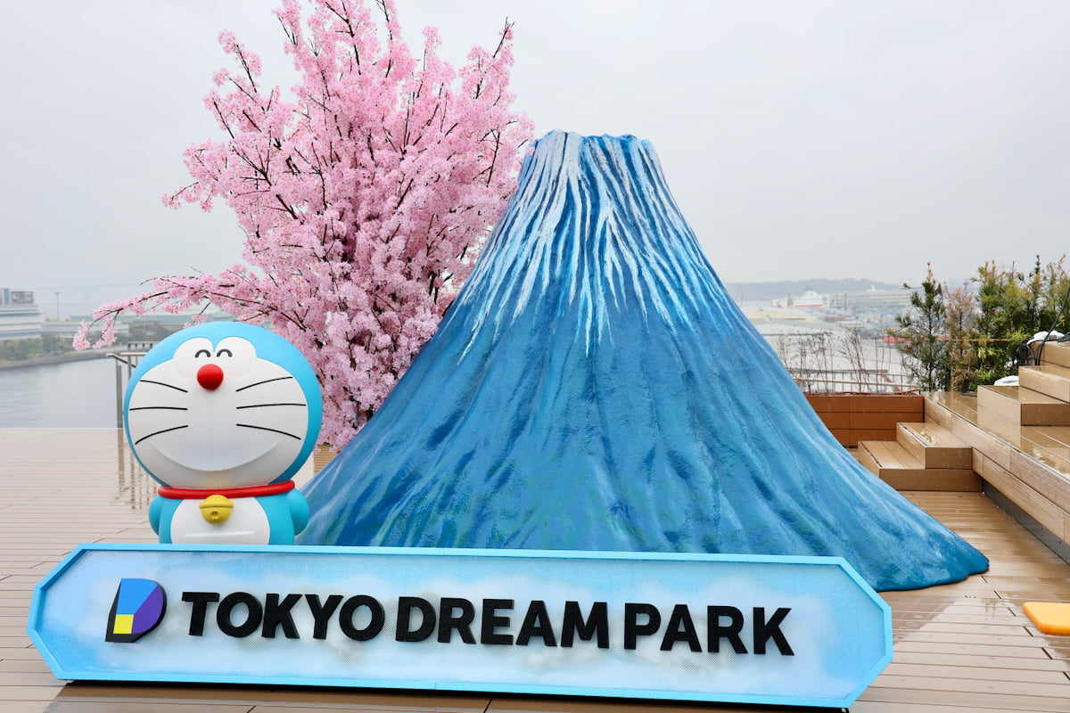 ドラえもんと富士山と一緒に映れるこちらのスポットは無料エリア
