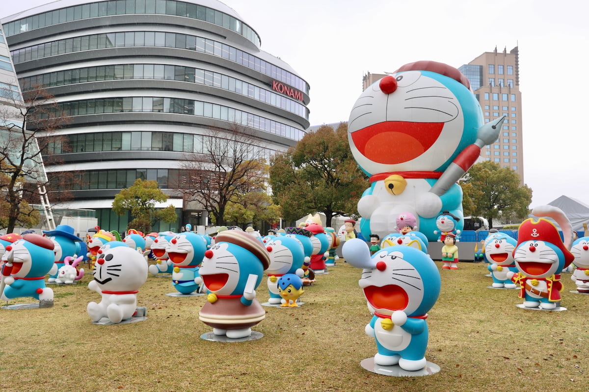 高さ約12mの巨大バルーンと等身大ドラえもんがたくさんいる「100%ドラえもん&フレンズ in 東京」