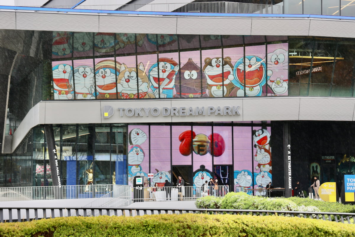 メインエントランスでは、国内最大級となる約100㎡の透過型LEDビジョンがお出迎え