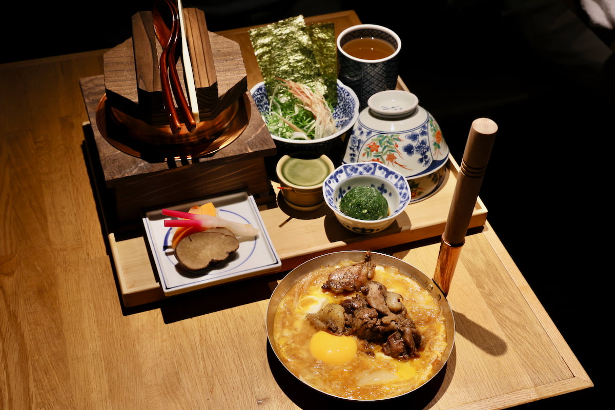 下北沢「焼鳥とお野菜 一等星」オープン！希少ブランド鶏と京野菜、“最高の親子丼”も