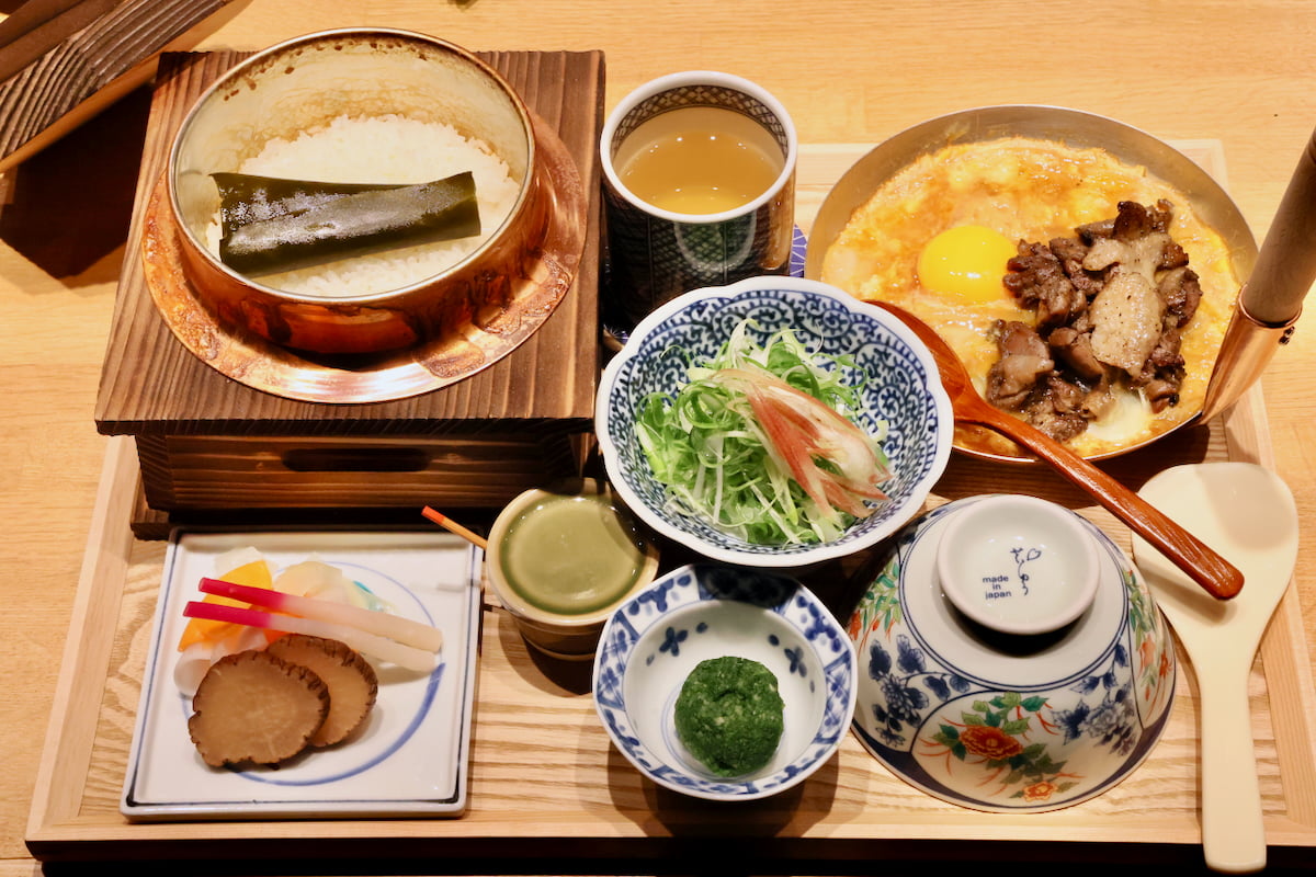 “焼きたて・炊きたて・綴じたて”の「名物 親子丼御膳」