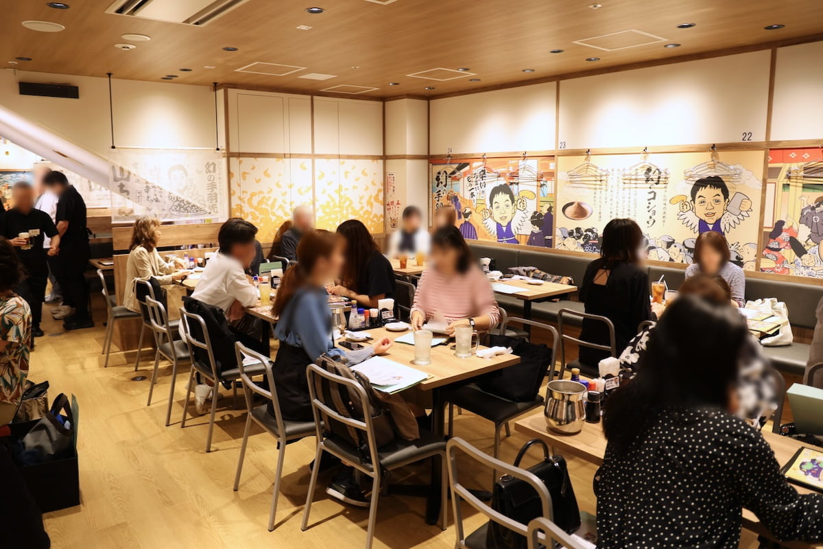 世界の山ちゃん ヤエチカ店の店内