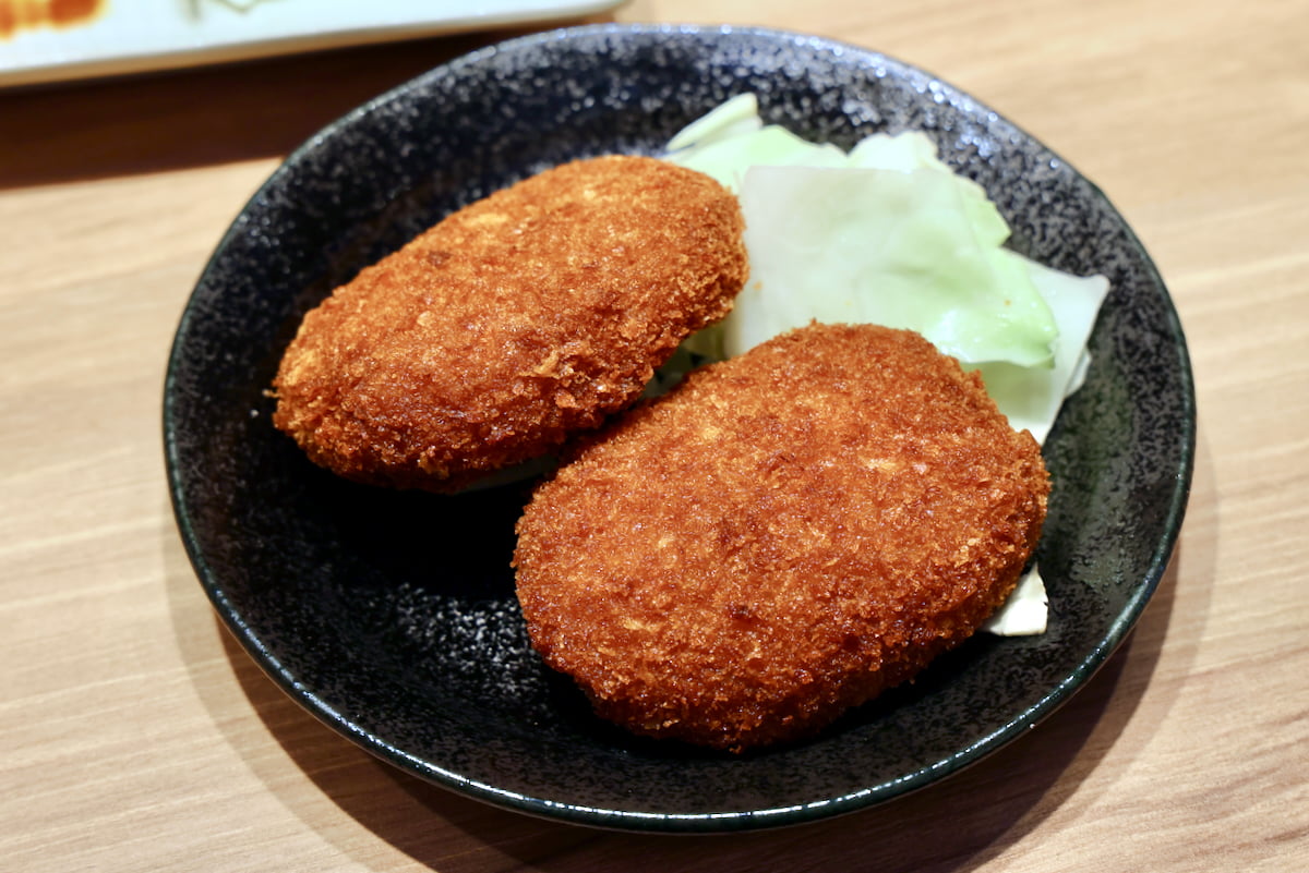 揚げたてがおすすめ「松阪牛入り山ちゃんコロッケ」