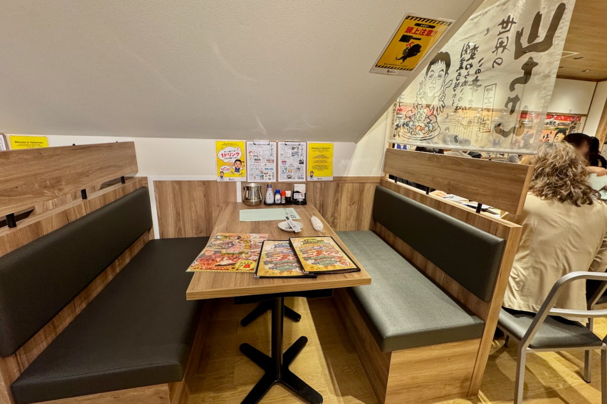 世界の山ちゃん ヤエチカ店の店内