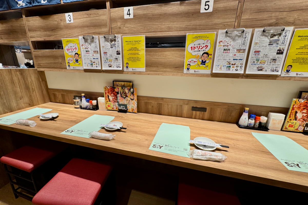 世界の山ちゃん ヤエチカ店の店内