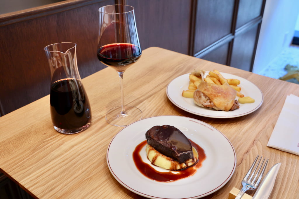 メイン料理は、素材を生かした肉料理が中心