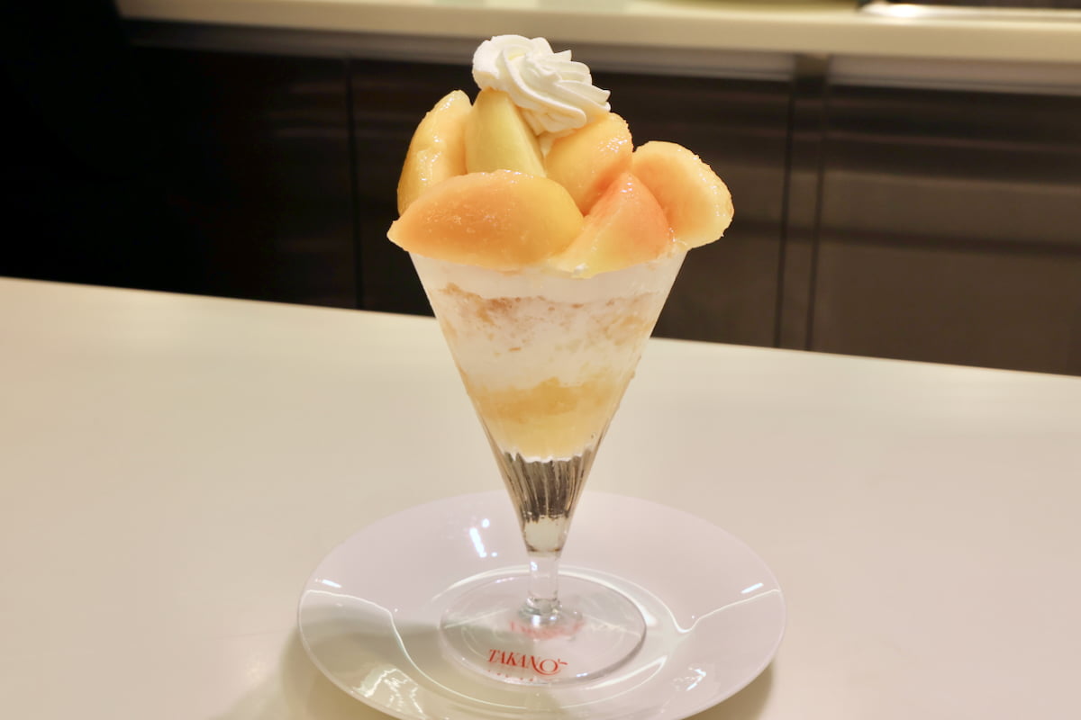今年の限定パフェは桃のおいしさを最後まで楽しめる仕立て