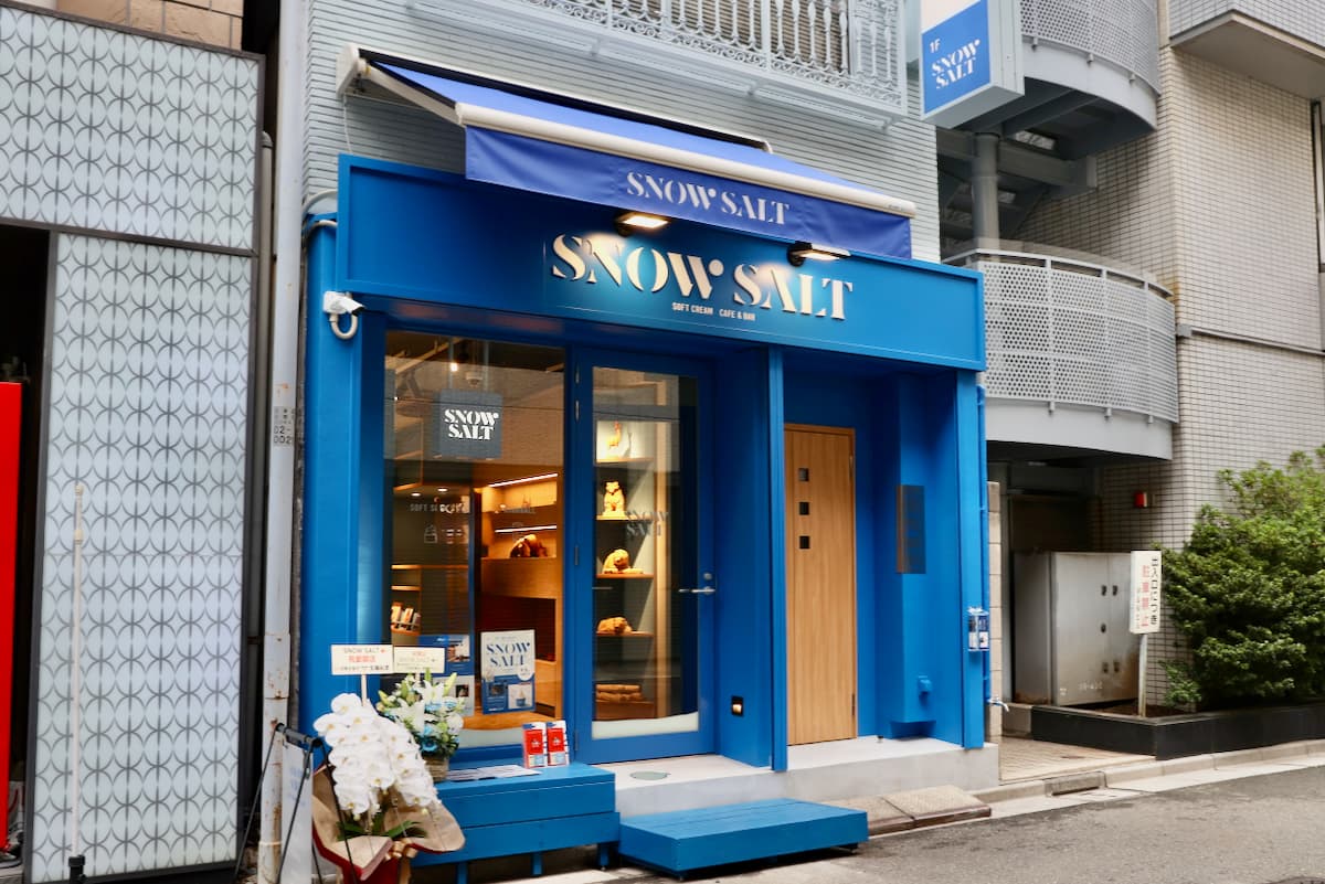 東上野の路地に青い店構え「SNOW SALT」