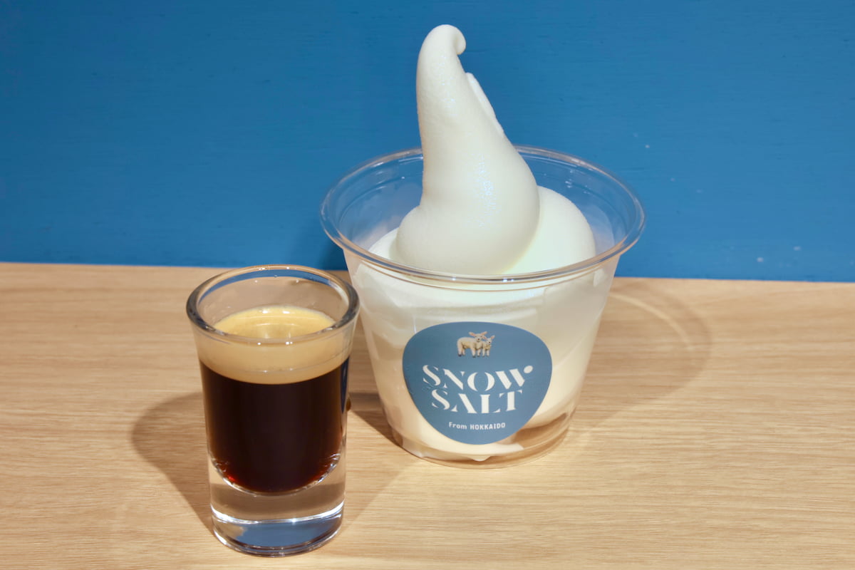 エスプレッソをかける「ESPRESSO AFFOGATO」
