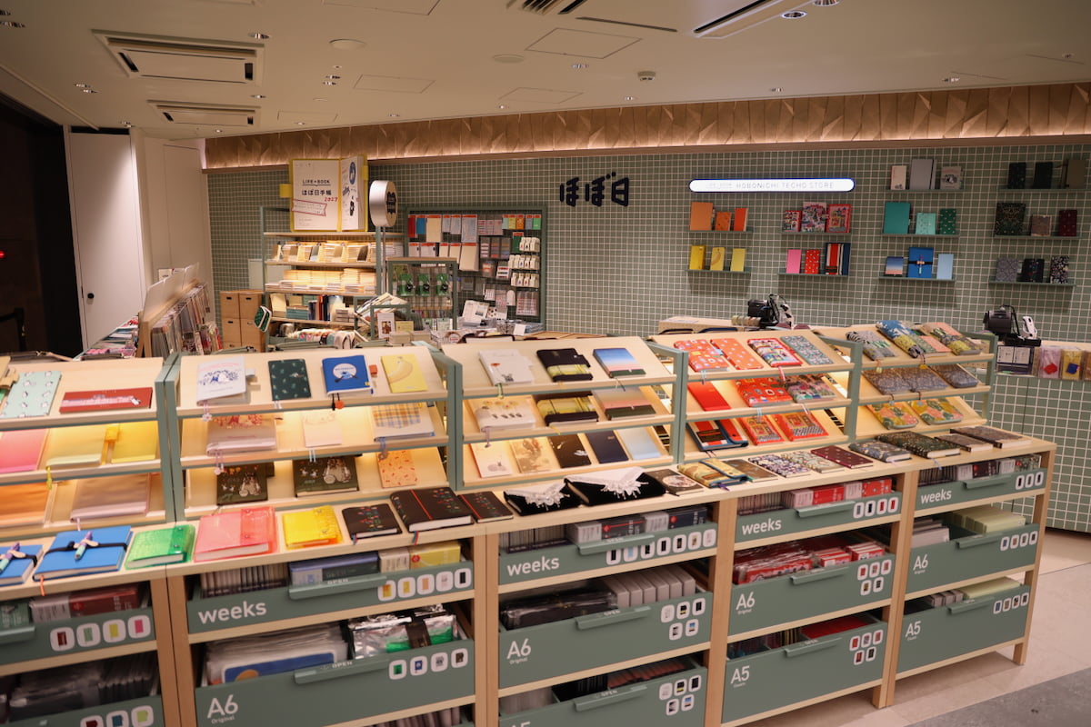 「ほぼ日手帳」初の旗艦店!東京駅限定「Suicaのペンギン」コラボも