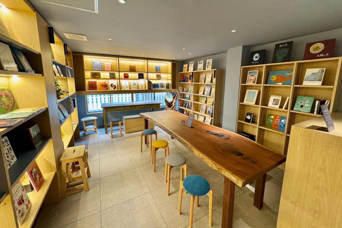 3階には絵本を楽しめる「PICTURE BOOK LOUNGE」