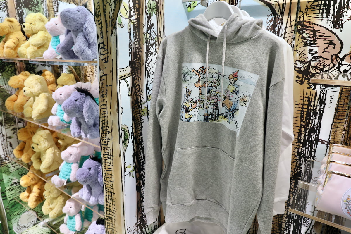 プーさんのぬいぐるみや100周年記念グッズがずらり!