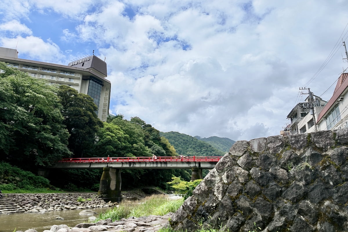 箱根湯本駅近くを流れる「早川」のほとりから対決スタート