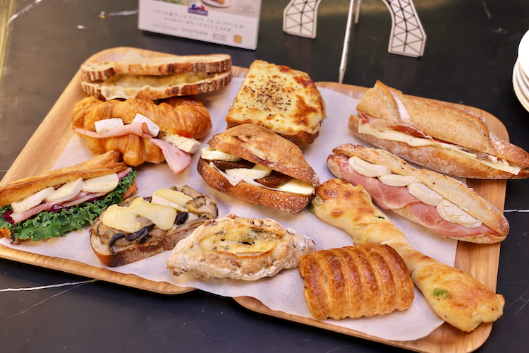 フランス産チーズ「イル・ド・フランス」人気ベーカリーとコラボしたスペシャルパンが期間限定販売中！