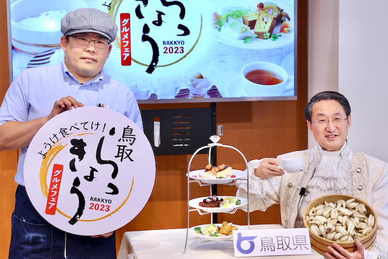 （左から）ビストロカフェももてなし家の木津店長と平井 鳥取県知事