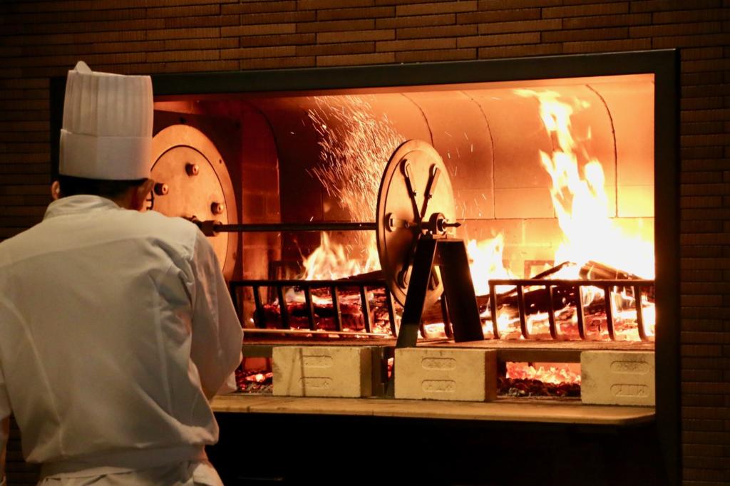 薪火で焼くグリルレストラン