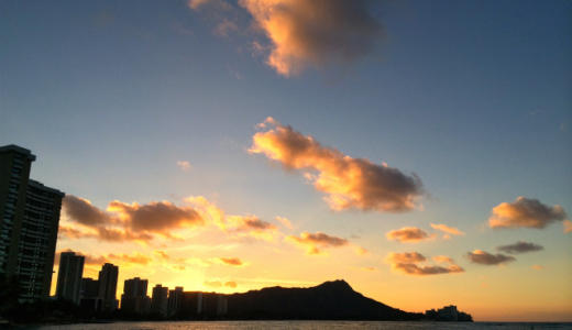 【ハワイ・ホノルル旅行記】ダイヤモンドヘッドからの朝日は超絶景！ワイキキビーチを朝散歩