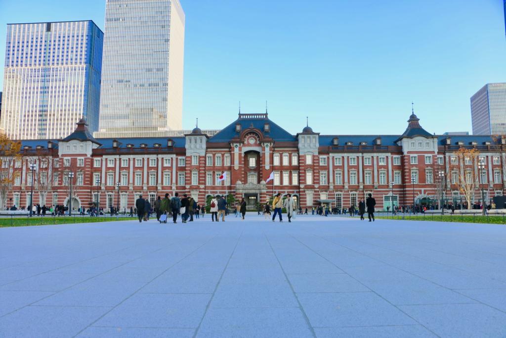 東京駅丸の内駅前広場がリニューアル完了 行ってみたら広々として芝生もあった 東京散歩ぽ
