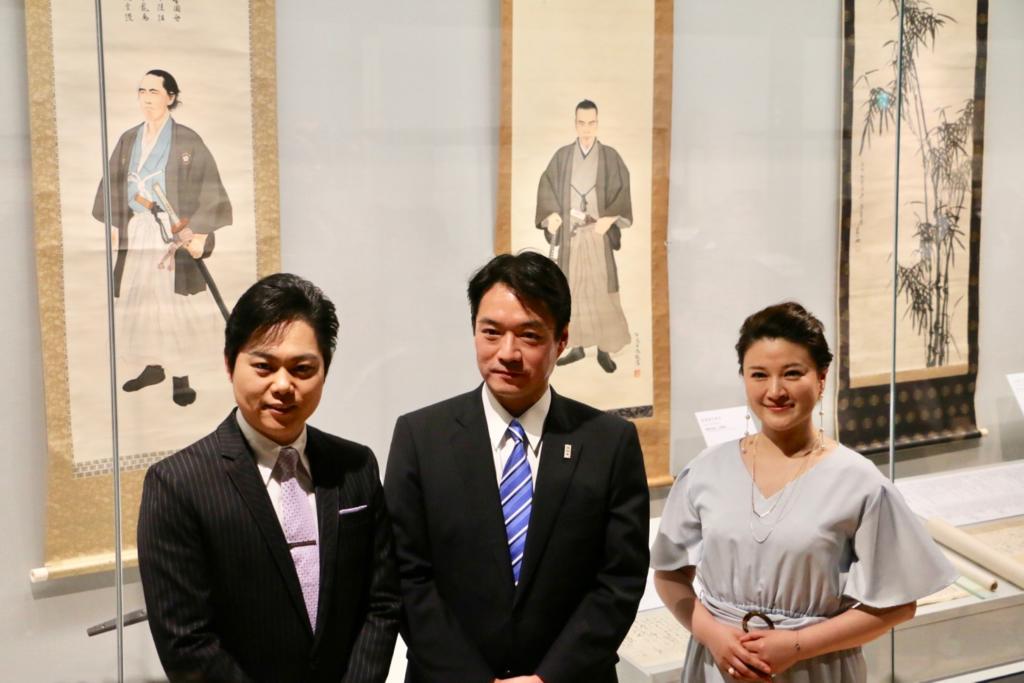 左から三山ひろしさん、尾崎正直高知県知事、島崎和歌子さん