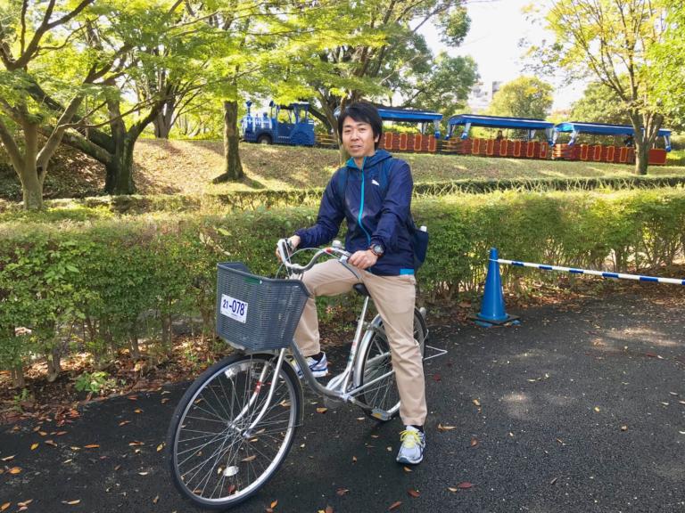 駐輪場に自転車を停めて散歩する