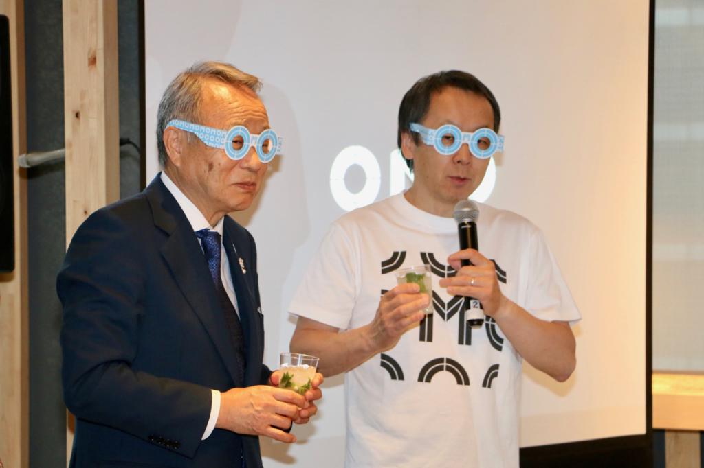 高野之夫豊島区長（左）と星野リゾート代表 星野佳路さん（右）がOMOメガネをつけて挨拶