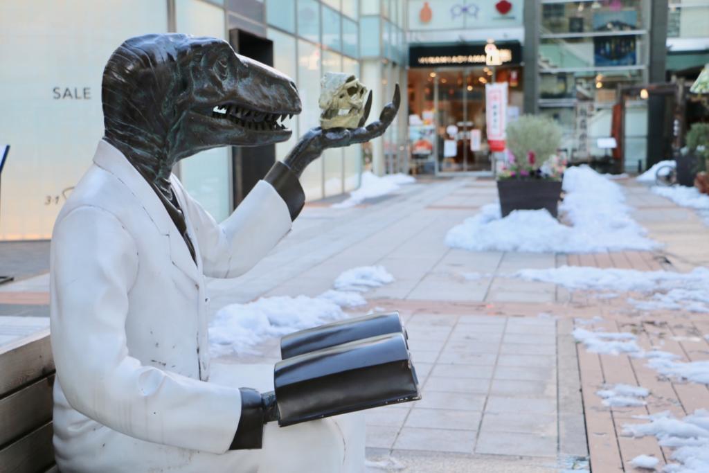 店の前にいる福井県の恐竜博士像
