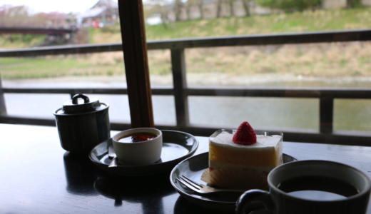 伊勢神宮おかげ横丁「五十鈴川カフェ」でイチゴのショートと浅煎り珈琲をいただく