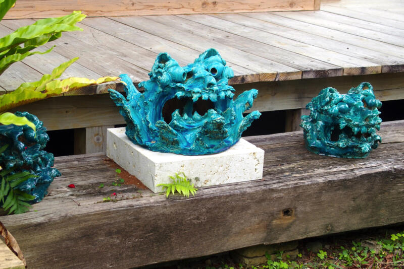 大嶺實清さんの作品は「ペルシャブルー」と呼ばれていて、鮮やかな青のやちむんが特徴的