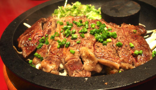 表参道「青山食堂」で日本人が好きな雰囲気で黒毛和牛リブロースステーキを食す